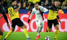 星空体育入口-曼联主场大胜哈德斯菲尔德，守住联赛前四席位