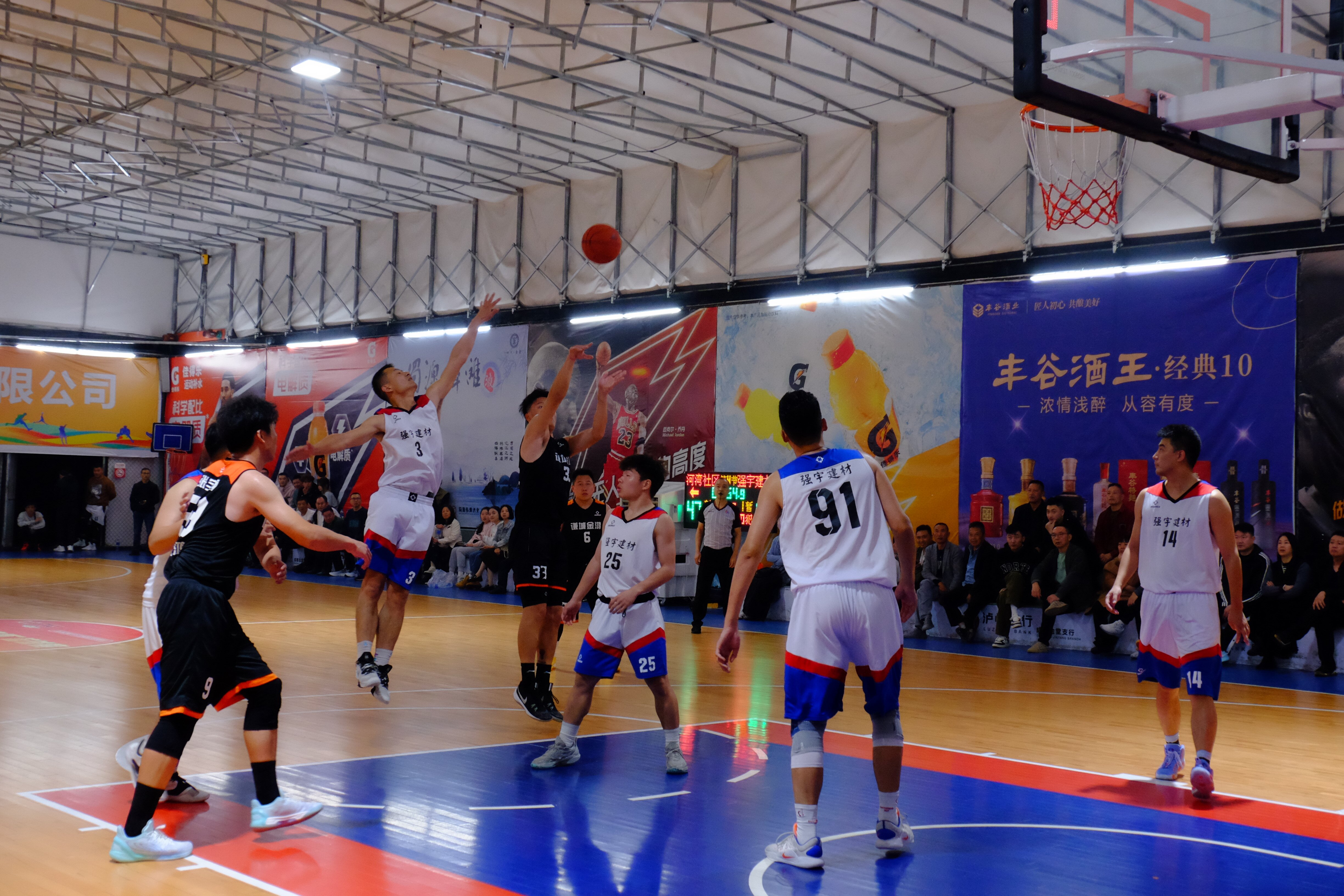 精彩篮球联赛总能吸引众多观众
