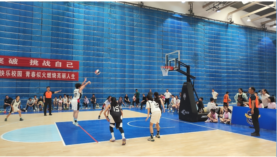 超越自我，球员鏖战球场得胜