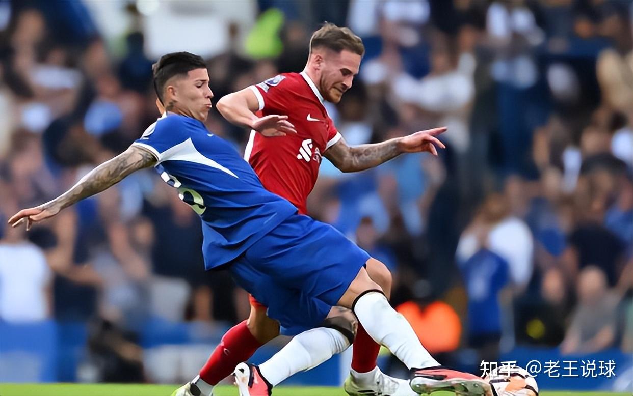 关于足球联赛中一场激烈的争夺引发球迷狂热的信息