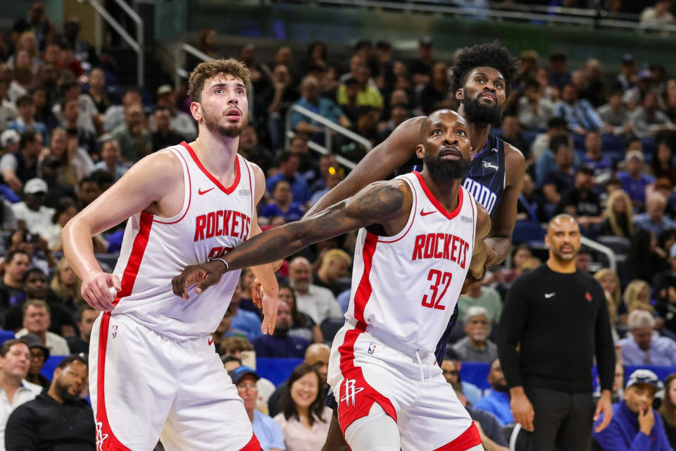 哈登成为本赛季第二位砍下三双的球员，火箭胜独行侠的简单介绍