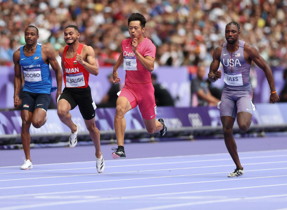 赛场上精彩绝伦，运动员再创佳绩