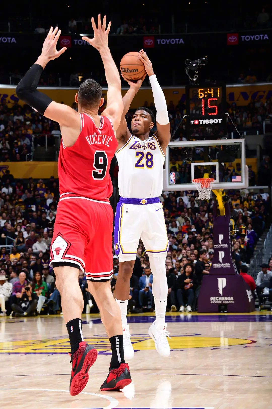 湖人客场逆转小牛晋级西决,詹姆斯关键篮板力保胜局的简单介绍 湖人客场逆转小牛晋级西决,詹姆斯关键篮板力保胜局的简单介绍