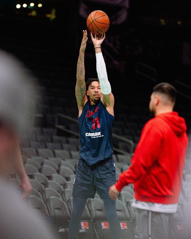 快船客场击败黄蜂,继续领跑西部 快船客场击败黄蜂,继续领跑西部