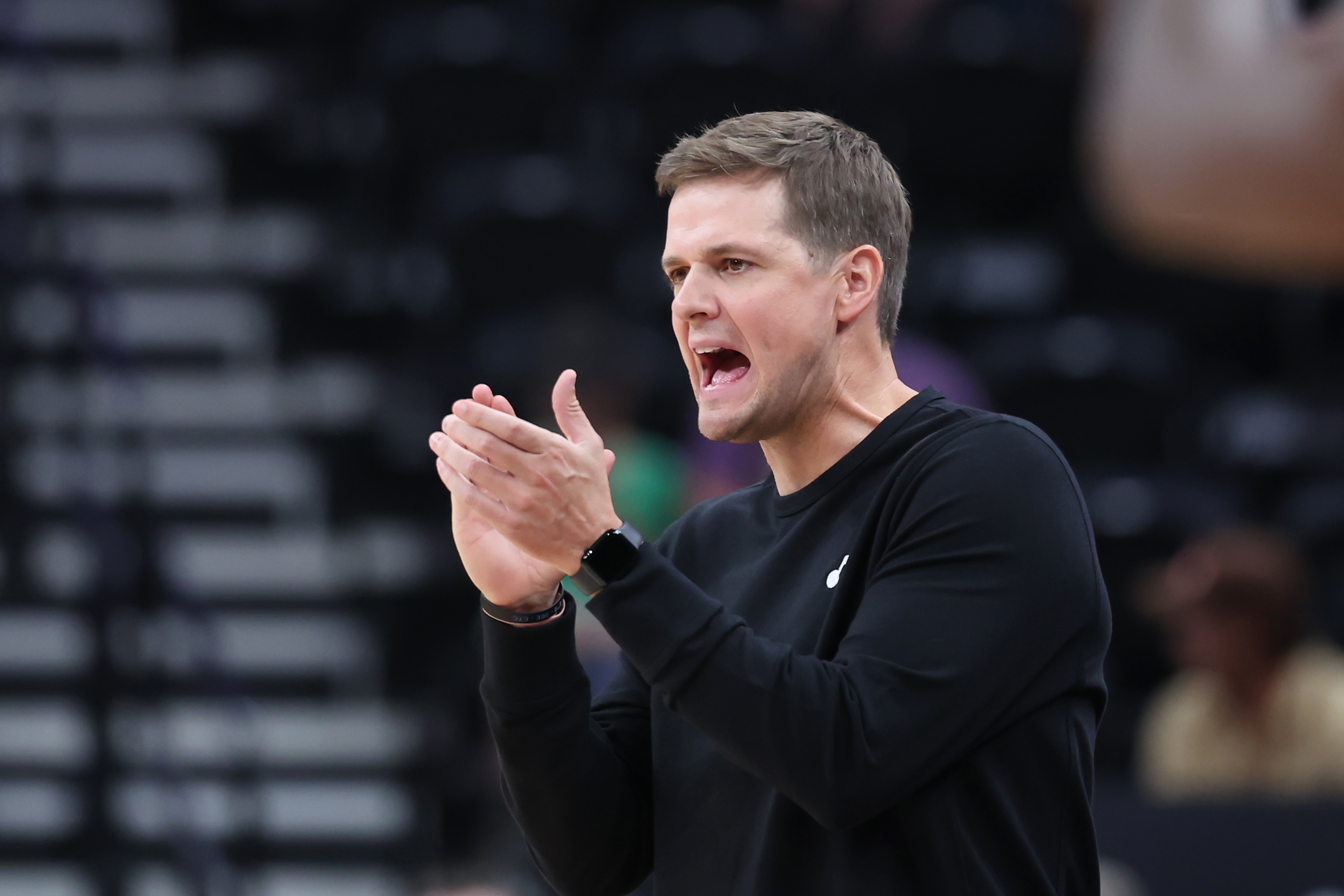 爵士队员展现冷静，逆转对手实现胜利的简单介绍