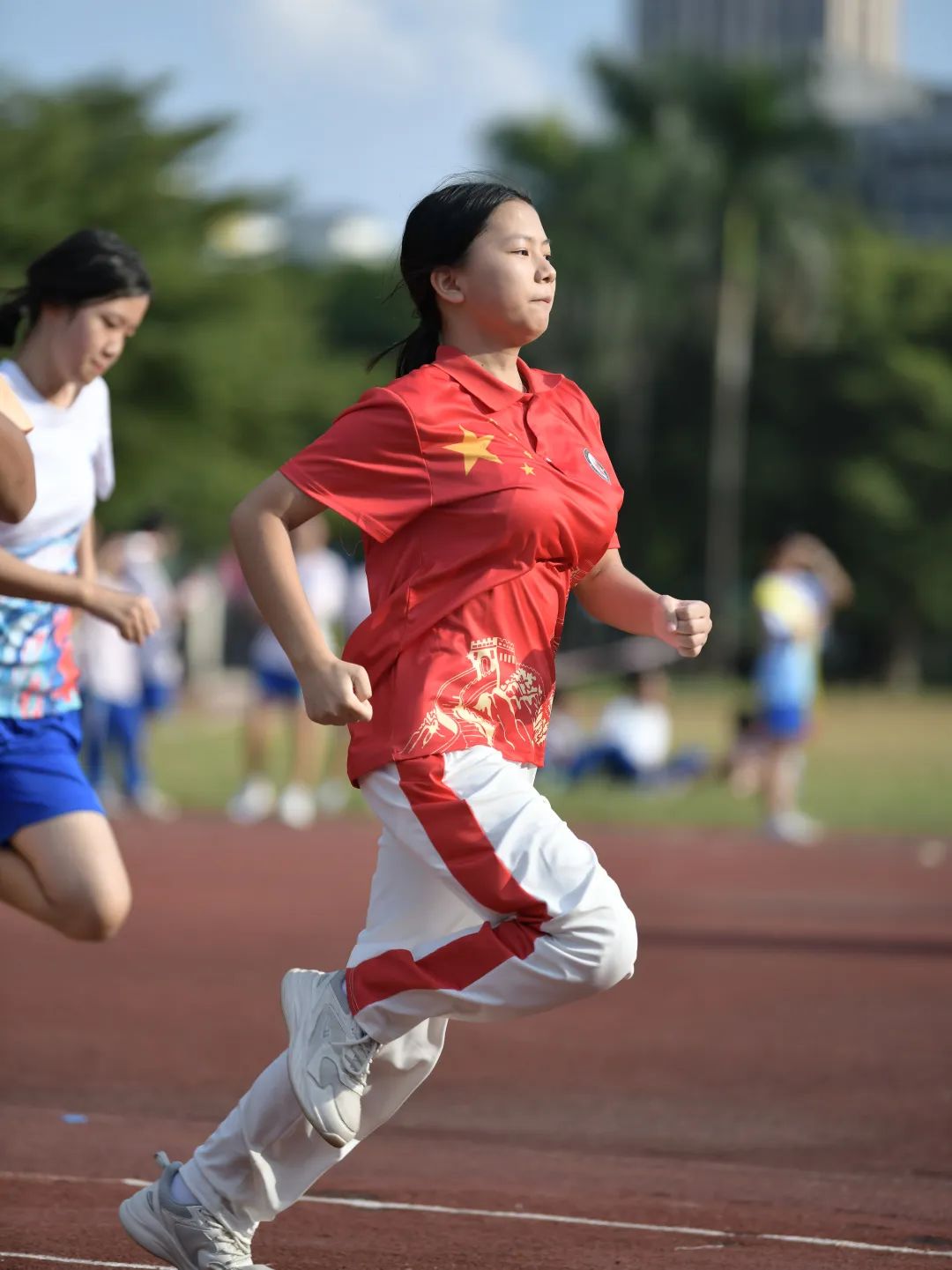 运动员勇挑重担,不畏强手敢于争先 运动员勇挑重担,不畏强手敢于争先