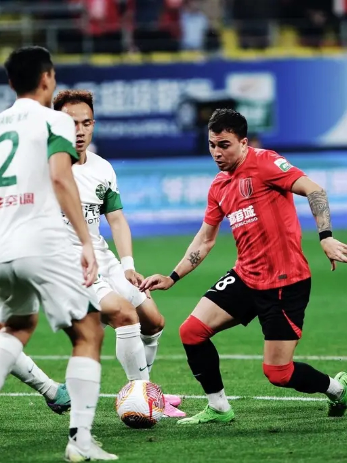 包含中超球队备战气氛浓烈，球员士气高昂期待胜利的词条