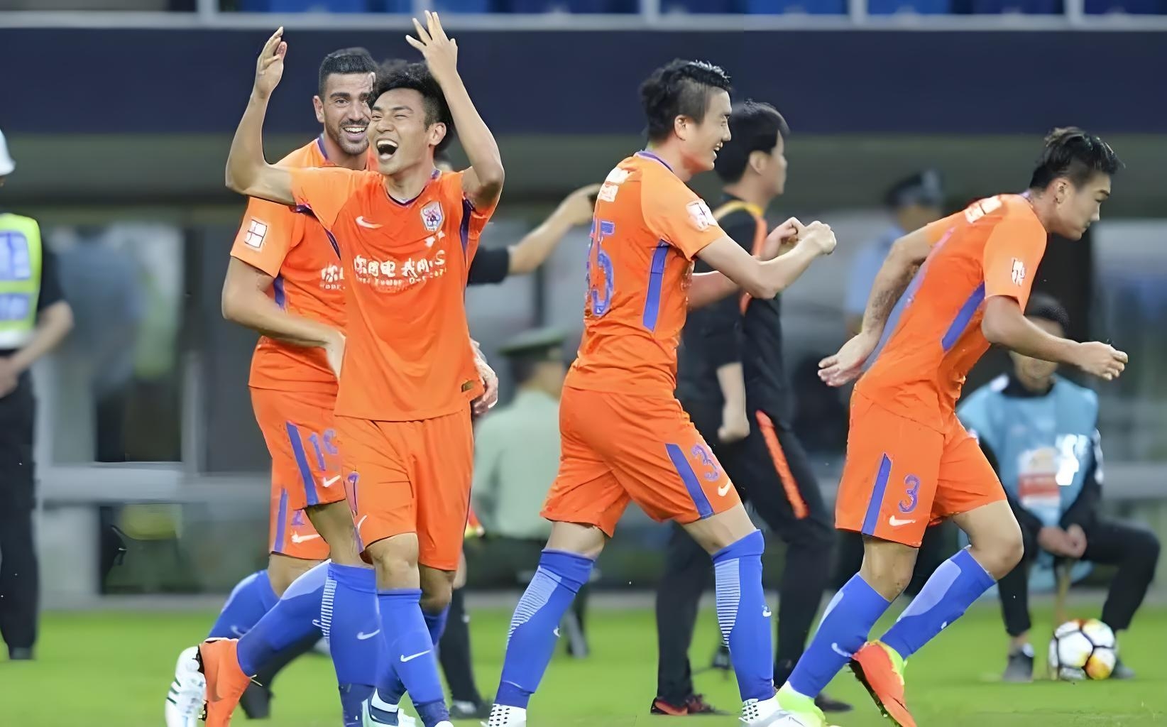 包含中超球队备战气氛浓烈，球员士气高昂期待胜利的词条